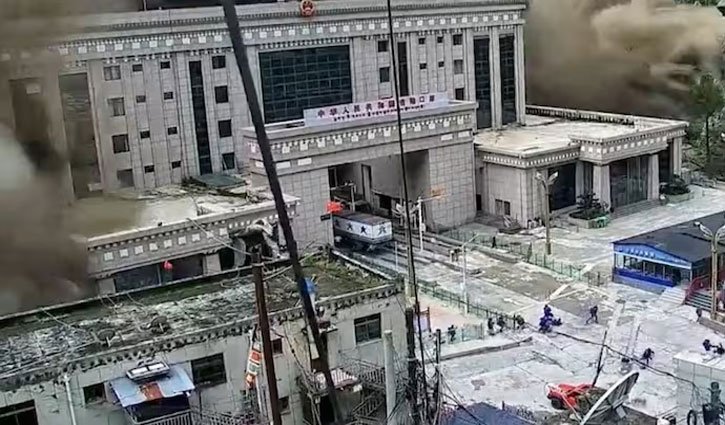 Nothing but a pile of rubble: A Chinese rescue team reached the Gyirong immigration center—where Sadhguru's team was stranded—after four days.