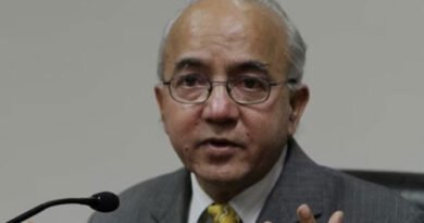Former Delhi Chief Secretary Rakesh Mehta committed suicide at his home in Noida.